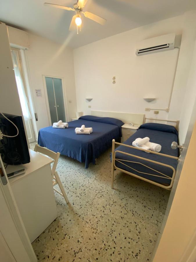 Hotel Lucciola Cattolica Exterior foto